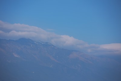 蓝天白云下的连绵山脉苍山洱海壮丽景象