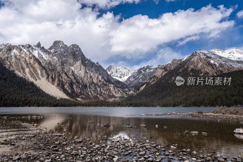 四川甘孜州措普沟藏区静谧雪山湖泊的倒影