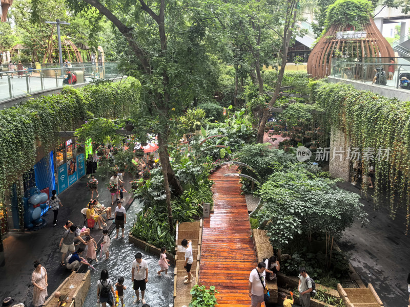 夏日成都港汇天地吸引小朋友和家长前来玩水