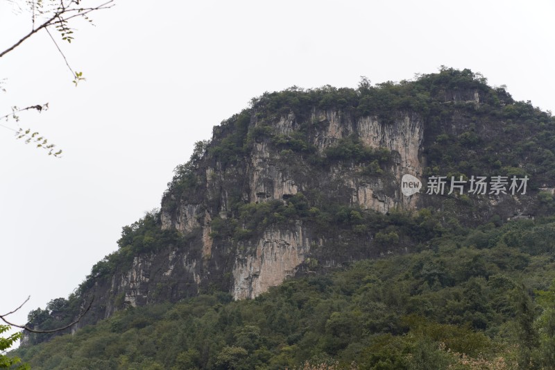 植被覆盖的陡峭山峰