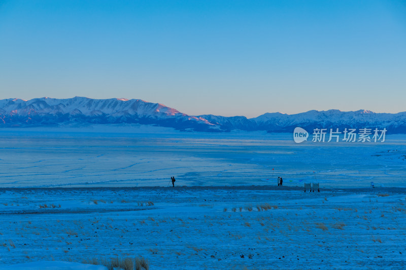 新疆冬季赛里木湖雪景雪山冰湖蓝冰日照金山