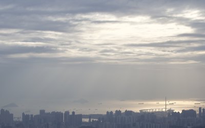 云雾笼罩下的城市天际线远景