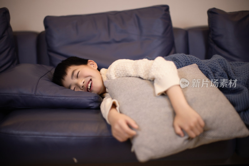一个帅气的中国小男孩睡在沙发上
