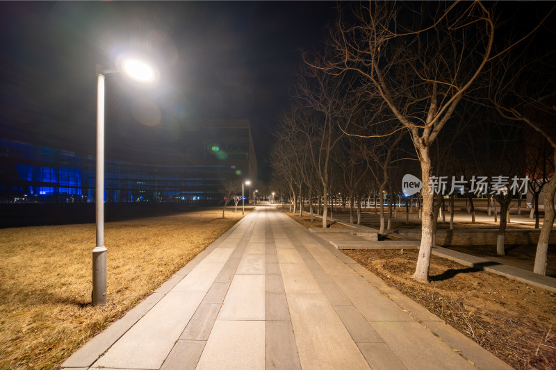 夜晚空旷的城市步道