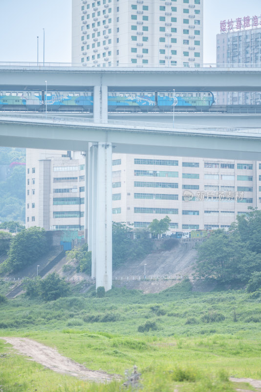 行驶在菜园坝大桥上的重庆地铁3号线列车