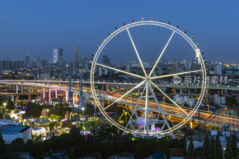 城市中摩天轮夜景