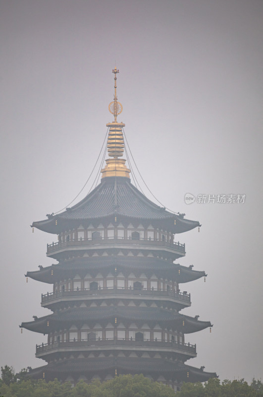 杭州西湖长桥公园雷峰塔雾色景观