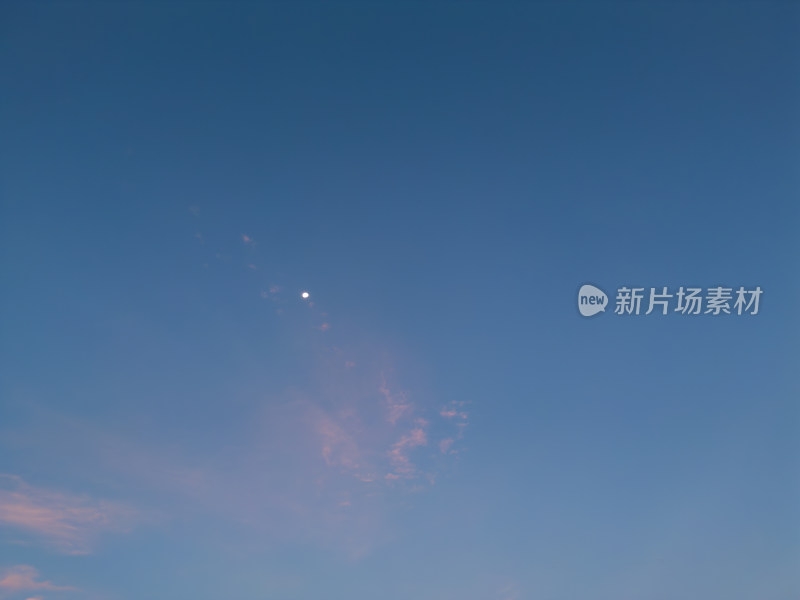 晴朗天空中带有粉色云彩的美景