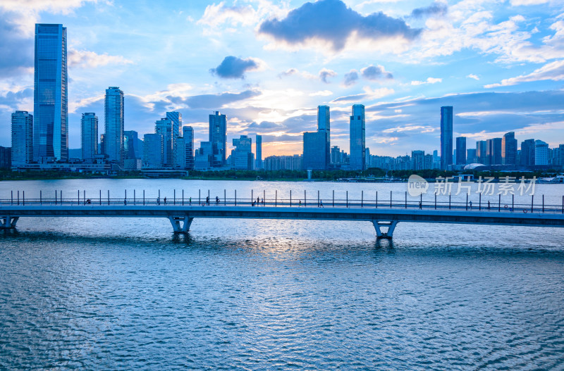 深圳人才公园深圳湾CBD摩天建筑夕阳晚霞