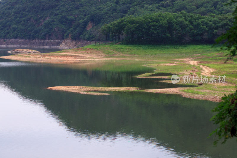 春天的大连大西山水库绿意盎然湖面平静