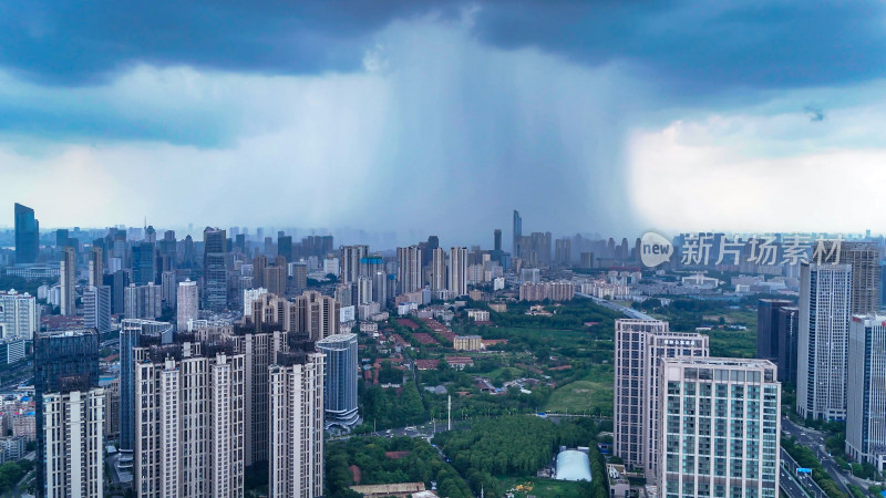 航拍湖北武汉城市暴雨来临乌云密布