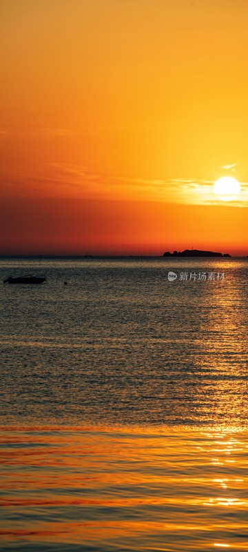 海上日落时分的小船与岛屿