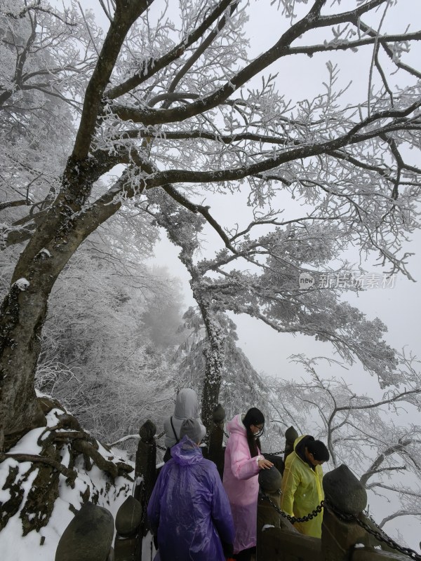 湖北武当山景区金顶冬季大雪登山游客