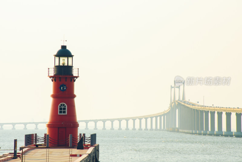广东汕头南澳岛海边红色灯塔与跨海大桥