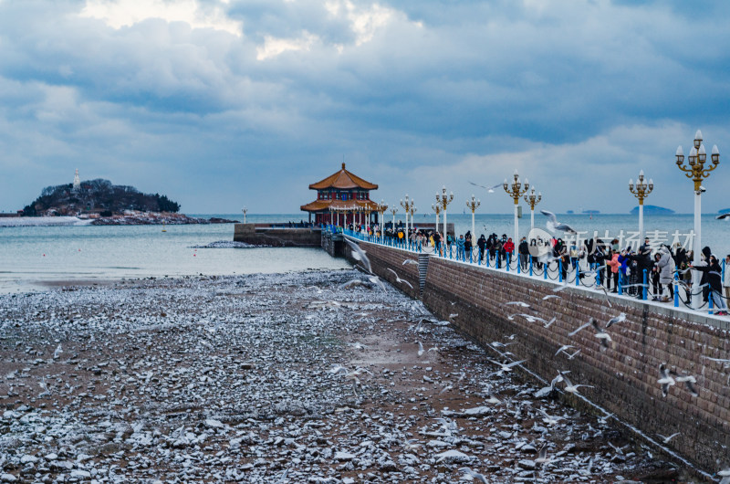 中国山东青岛，栈桥上的冬季雪后风光