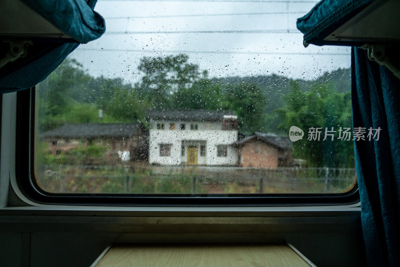 下雨天行驶的火车车窗玻璃上的雨水