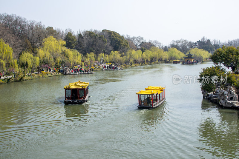 江苏省扬州市瘦西湖风景区湖岸春色