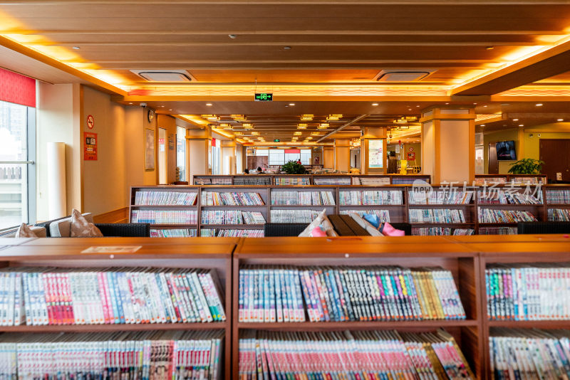 室内图书馆书架陈列场景