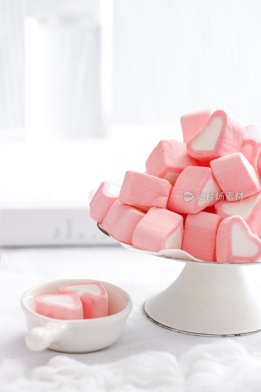 白色桌面上的粉色棉花糖