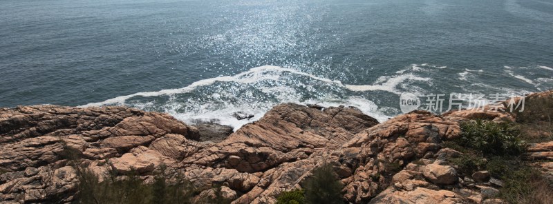 海边礁石与海浪景观