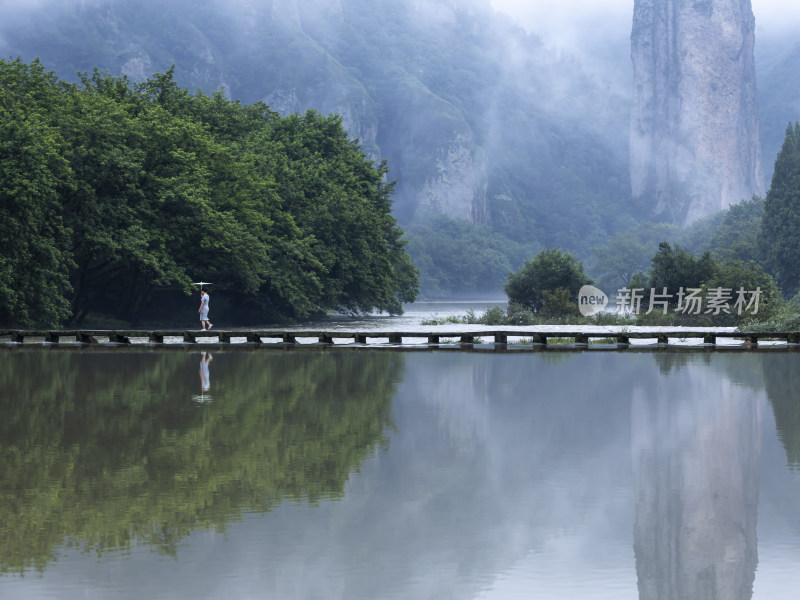 浙江缙云仙都朱潭山石梁桥风光