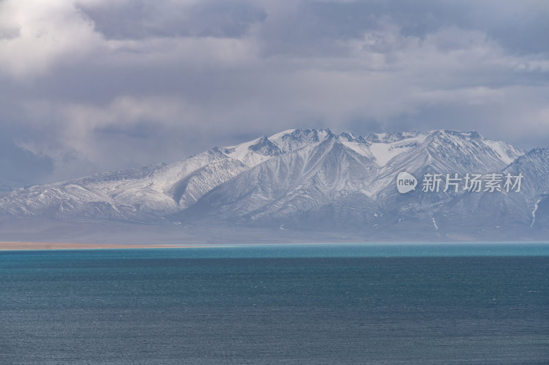 西藏阿里地区当若雍措雪山湖泊的壮阔景色