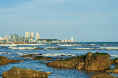 山东青岛太平角海岸，对岸是奥帆中心