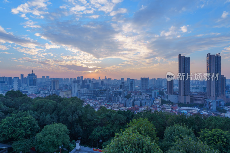 佛山魁星阁俯瞰城市高楼建筑群与夕阳晚霞