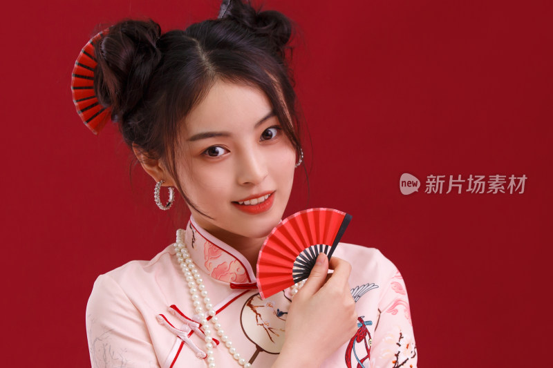 漂亮的国风美少女拿着小扇子