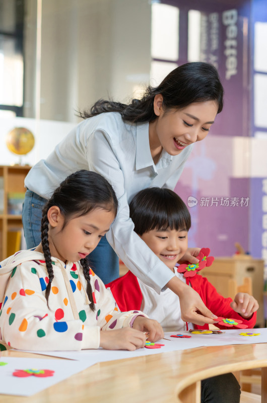 年轻女老师和学生在一起