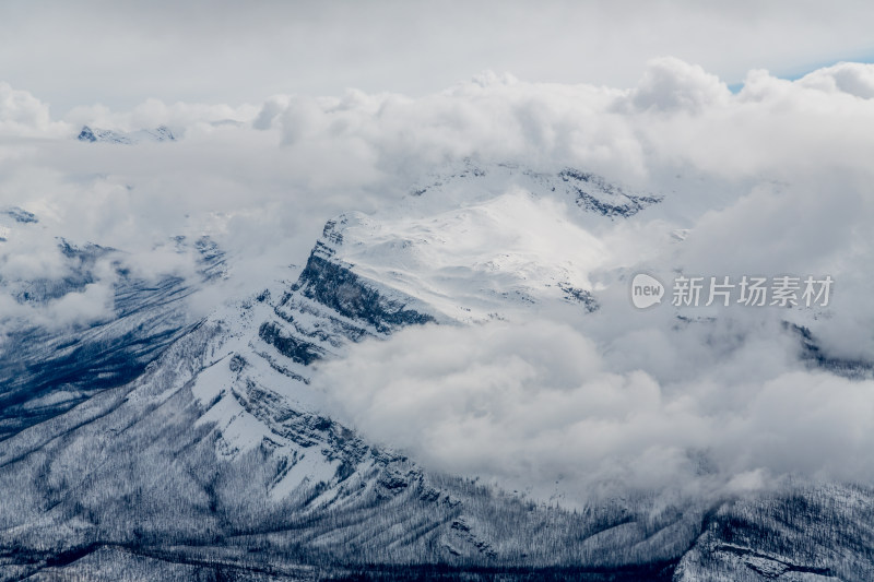 云雾中的雪山