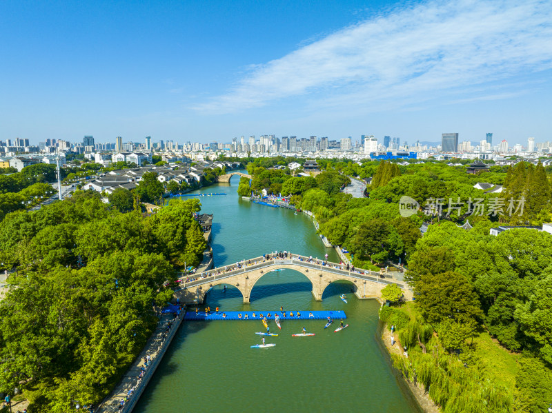 航拍苏州盘门景区外护城河上的浆板运动