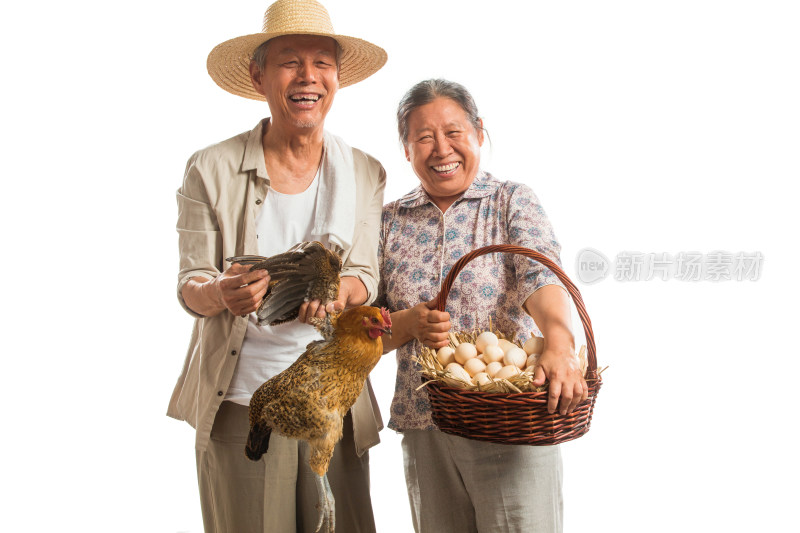 农民夫妇拿着家禽和鸡蛋