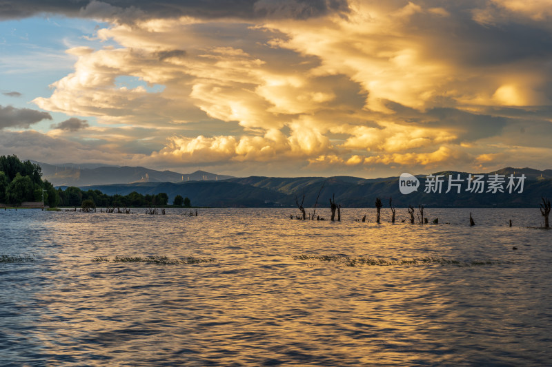 黄昏下的湖泊水面与远处山峦的景色