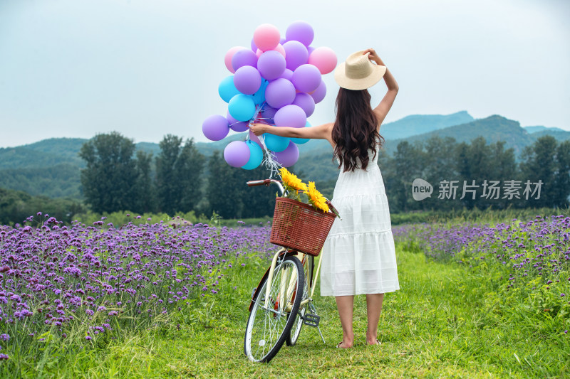 青年女人站在花海里