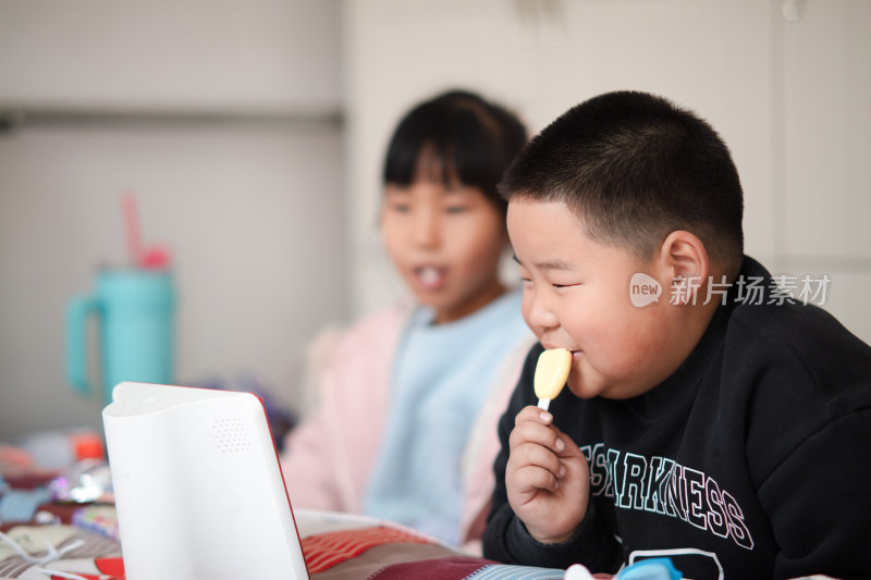 肥胖男孩吃着东西和小女孩一起看电影