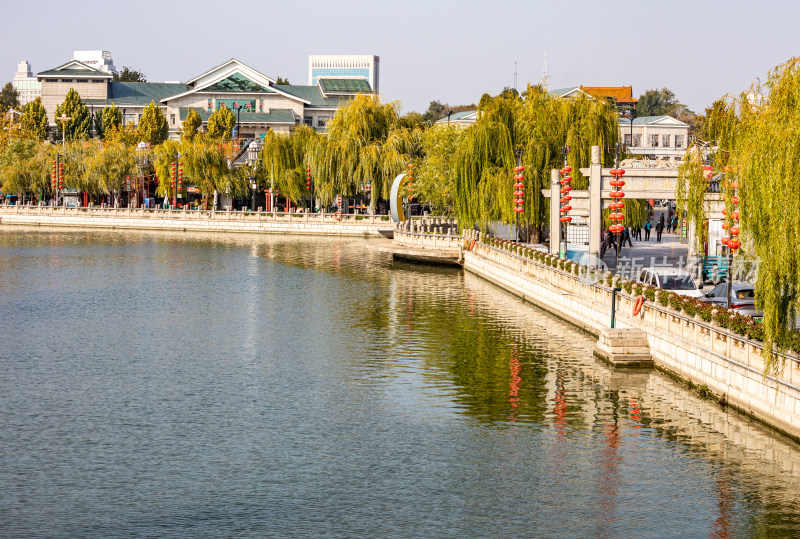 济宁老运河越河河道桥梁城市建筑倒影景观