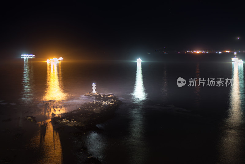 夜空映衬下的海景灯塔