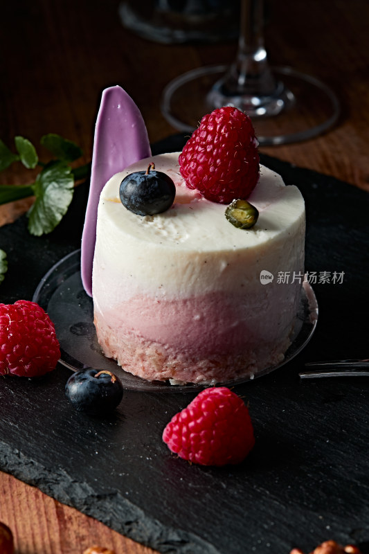蓝莓草莓鲜奶慕斯香芋蛋糕