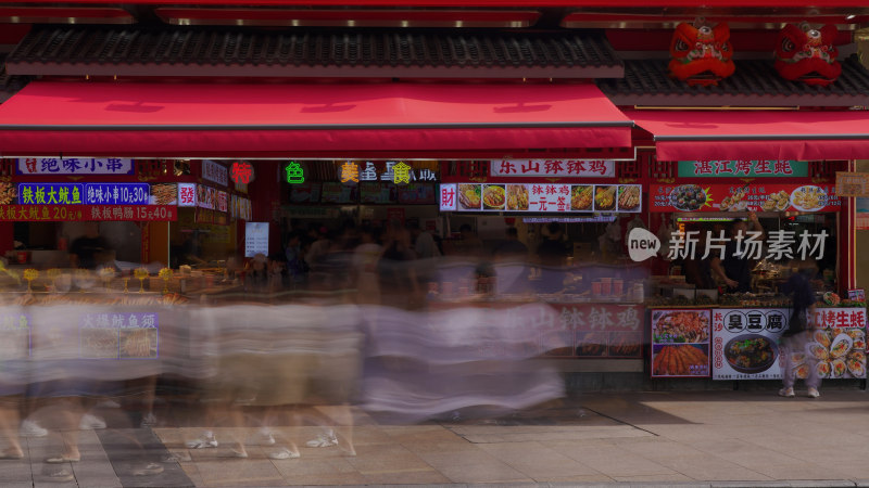 热闹小吃街店铺前行人画面