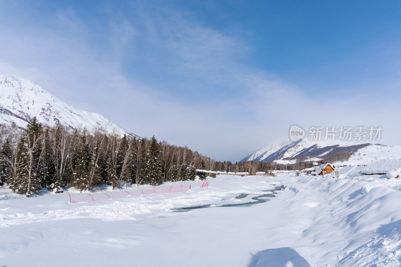 中国新疆阿勒泰禾木冬季雪景白雪覆盖禾木村