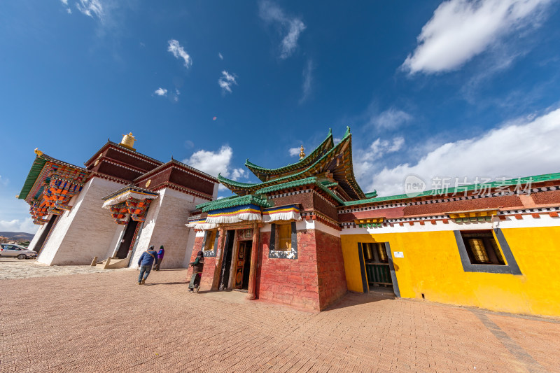 蓝天白云下的阿坝各莫寺寺院建筑