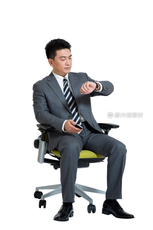 棚拍中年商务男士坐办公椅打手机