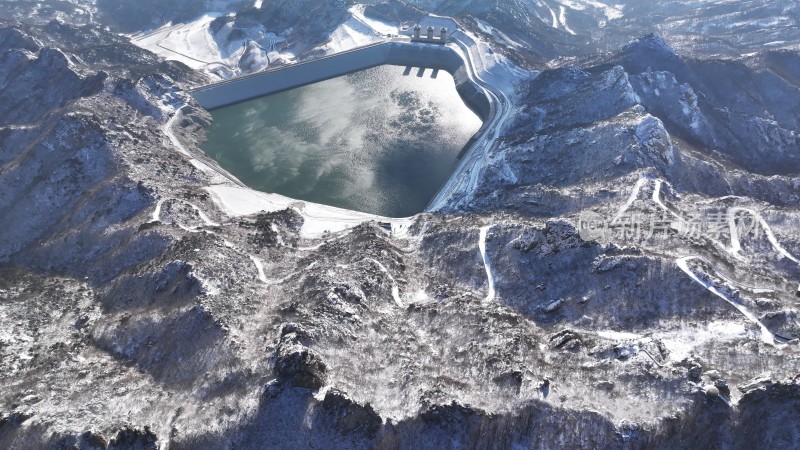 航拍俯瞰山东昆嵛山天心池冬季雪景