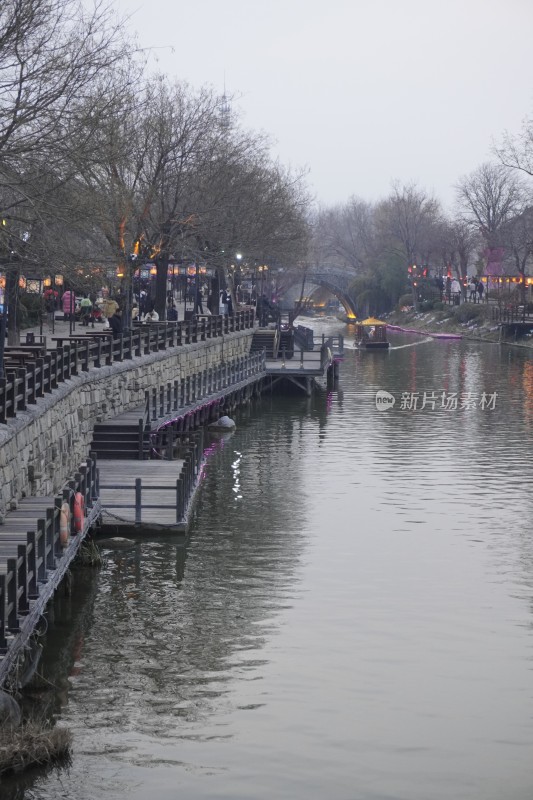 河边步道与石桥风景