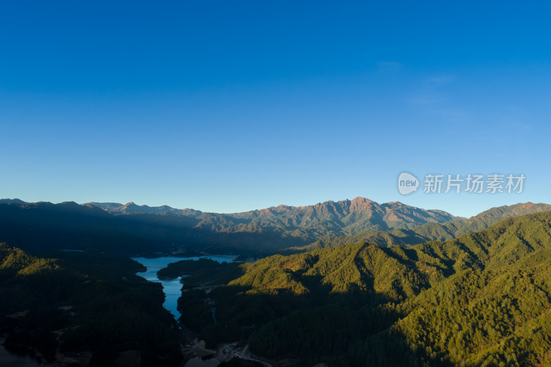 山间水库的壮丽自然风光全景