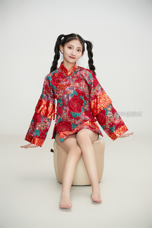 白色背景下身穿中国传统服饰的少女