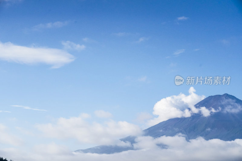 日本山梨县富士山河口湖夏天宁静的湖光山色