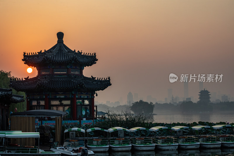 济南大明湖风景区雾色日出景点景观城市风光