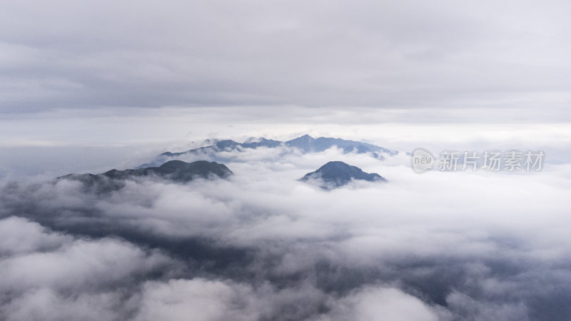 武功山云雾缭绕的山间壮观云海自然景观